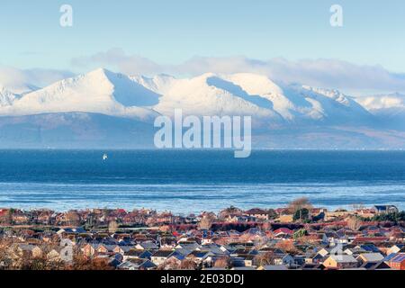 Isola di Arran da Troon, Scozia, 29 dicembre 2020. Una neve pesante è caduta durante la notte coprendo il picco di Goatfell (874 metri) e gli altri 3 Corbets nella catena montuosa di Arran. Il clima limpido rende facile vedere le case di Arran attraverso il Firth di Clyde, a più di 16 miglia di distanza. Credit: Findlay/Alamy Live News Foto Stock