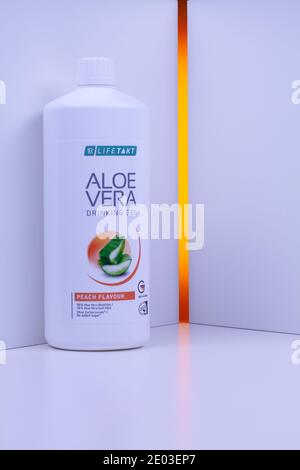 Praga, Repubblica Ceca - 26 Dicembre, 2020: Bottiglia di plastica di Aloe vera bevendo gel sulla tavola bianca. Foto Stock