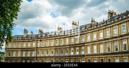 Il grado i ha elencato i buidlings della casa di città, un esempio di architettura georgiana, sul Circus nella città storica di Bath, Somerset, Inghilterra, Regno Unito. Foto Stock