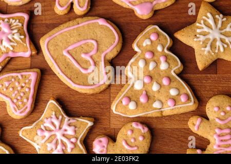 Biscotti ghiacciati con pan di zenzero su sfondo di legno Foto Stock