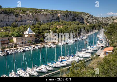 Barche a vela ormeggiate in un Calanques vicino Cassis in provincia, Francia Foto Stock