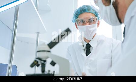 gruppo di scienziati che discute i risultati dei test. Foto Stock