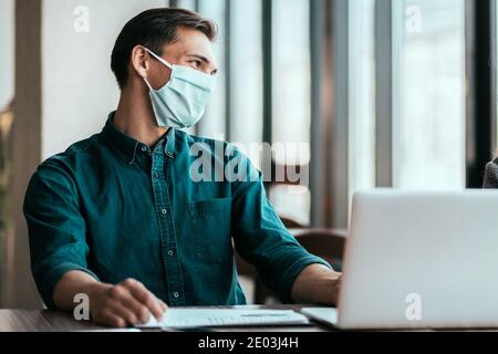 primo piano. i colleghi di lavoro parlano seduti al tavolo dell'ufficio. Foto Stock