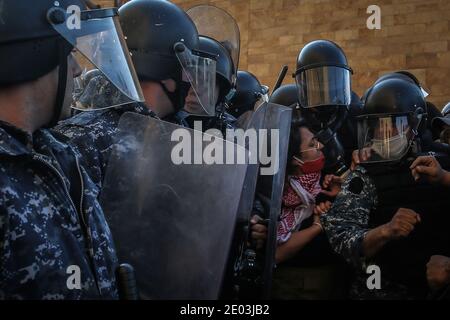 Beirut, Libano. 29 Dic 2020. Poliziotti in rivolta si scontrano con studenti universitari e attivisti anti-governativi durante una manifestazione contro le tasse scolastiche elevate in mezzo alla crisi economica in corso e all'impasse politica, al di fuori dell'Università americana di Beirut (AUB). Credit: Marwan Naamani/dpa/Alamy Live News Foto Stock