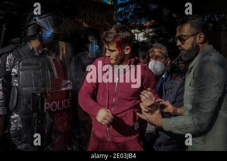 Beirut, Libano. 29 Dic 2020. Uno studente universitario si è fatto saltare dal capo dopo che gli studenti universitari e gli attivisti anti-governativi si sono scontrati con poliziotti in rivolta durante una manifestazione contro le tasse scolastiche elevate in mezzo alla crisi economica in corso e all'impasse politica, fuori dall'Università americana di Beirut (AUB). Credit: Marwan Naamani/dpa/Alamy Live News Foto Stock