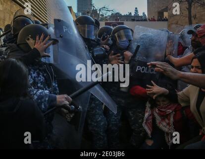 Beirut, Libano. 29 Dic 2020. Poliziotti in rivolta si scontrano con studenti universitari e attivisti anti-governativi durante una manifestazione contro le tasse scolastiche elevate in mezzo alla crisi economica in corso e all'impasse politica, al di fuori dell'Università americana di Beirut (AUB). Credit: Marwan Naamani/dpa/Alamy Live News Foto Stock