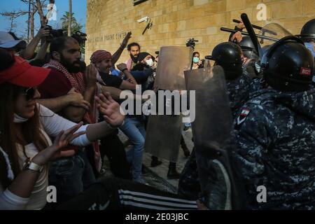 Beirut, Libano. 29 Dic 2020. Poliziotti in rivolta si scontrano con studenti universitari e attivisti anti-governativi durante una manifestazione contro le tasse scolastiche elevate in mezzo alla crisi economica in corso e all'impasse politica, al di fuori dell'Università americana di Beirut (AUB). Credit: Marwan Naamani/dpa/Alamy Live News Foto Stock