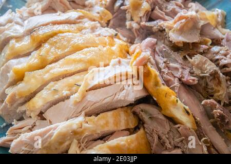 Cena o pranzo di Natale tradizionale: Vista ravvicinata di un piatto di carne di tacchino arrosto a fette cucinata pronta per essere servita Foto Stock
