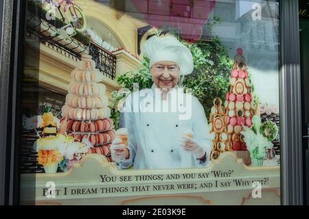 Windsor, Berkshire, Regno Unito. 6 novembre 2020. Una foto della regina Elisabetta II vestita come chef nella finestra del ristorante Madame Posh. Windsor era tranquilla oggi il secondo giorno del secondo blocco del Covid-19. Il numero di casi positivi di Covid-19 è in aumento a Windsor e Maidenhead e altrove in Inghilterra e ci sono preoccupazioni che la pandemia peggiorerà durante l'inverno mettendo sotto pressione l'NHS. Credito: Maureen McLean/Alamy Foto Stock