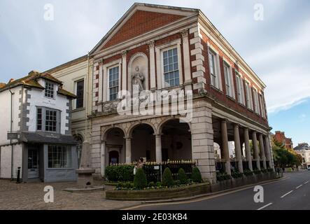 Windsor, Berkshire, Regno Unito. 6 novembre 2020. Solo un turista fuori della casa Crooked e Guildhall oggi come turisti tenere lontano a causa del Covid-19 Pandemic. Windsor era tranquilla oggi il secondo giorno del secondo blocco del Covid-19. Il numero di casi positivi di Covid-19 è in aumento a Windsor e Maidenhead e altrove in Inghilterra e ci sono preoccupazioni che la pandemia peggiorerà durante l'inverno mettendo sotto pressione l'NHS. Credito: Maureen McLean/Alamy Foto Stock