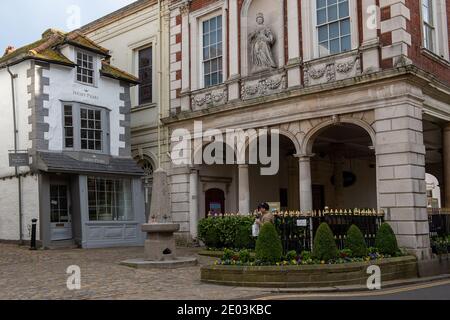 Windsor, Berkshire, Regno Unito. 6 novembre 2020. Solo un turista fuori della casa Crooked e Guildhall oggi come turisti tenere lontano a causa del Covid-19 Pandemic. Windsor era tranquilla oggi il secondo giorno del secondo blocco del Covid-19. Il numero di casi positivi di Covid-19 è in aumento a Windsor e Maidenhead e altrove in Inghilterra e ci sono preoccupazioni che la pandemia peggiorerà durante l'inverno mettendo sotto pressione l'NHS. Credito: Maureen McLean/Alamy Foto Stock