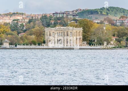 Palazzo Goksu (Padiglione Littlewater, Kucuksu Kasri) sulla riva dello stretto del Bosforo a Istanbul Turchia dal traghetto in una giornata di sole con sfondo cl Foto Stock