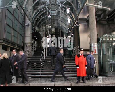 Lloyds di Londra, con portiere in camice rosso Foto Stock