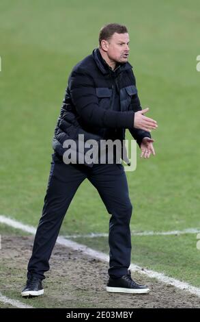 Il manager di Salford City Richie Wellens è in contatto con la linea di contatto durante la partita Sky Bet League Two a Moor Lane, Salford. Foto Stock