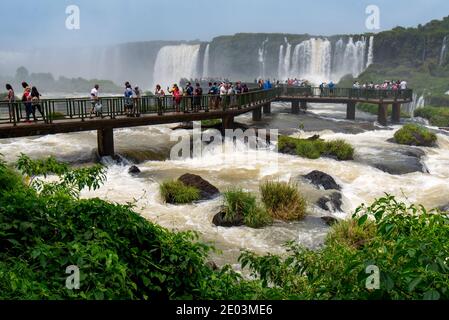 Foz do Iguacu, Parana, Brasile - 27 novembre 2018: Turisti che ammirano una delle nuove sette meraviglie della natura - le cascate di Iguazu, al confine del Brasile An Foto Stock