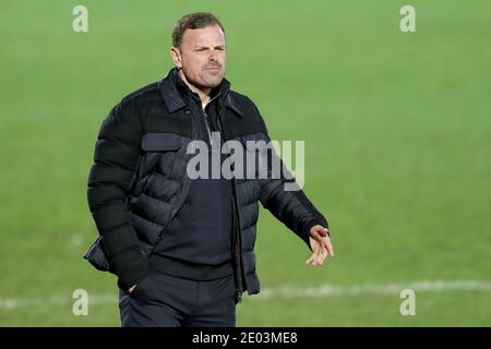 Il manager di Salford City Richie Wellens è in contatto con la linea di contatto durante la partita Sky Bet League Two a Moor Lane, Salford. Foto Stock