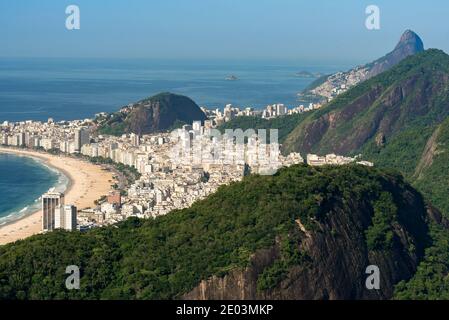 Vista sulla spiaggia di Copacabana a Rio de Janeiro, Brasile Foto Stock