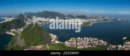 Vista panoramica di Rio de Janeiro e della baia di Guanabara, dalla spiaggia di Copacabana all'aeroporto Santos Dumont Foto Stock