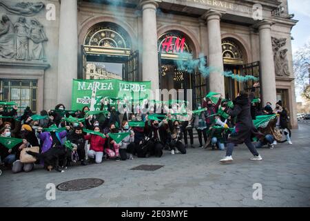 I manifestanti si riuniscono di fronte al consolato argentino mentre tengono fazzoletti verdi durante la dimostrazione. Il movimento argentino, Green Tide (Marea Verde) fa una chiamata di fronte al consolato argentino a Barcellona, Il giorno in cui il Senato argentino discute per dare una sanzione definitiva ad una legge che permette l'interruzione volontaria della gravidanza. Foto Stock