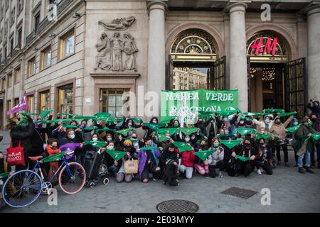 I manifestanti si riuniscono di fronte al consolato argentino mentre tengono fazzoletti verdi durante la dimostrazione. Il movimento argentino, Green Tide (Marea Verde) fa una chiamata di fronte al consolato argentino a Barcellona, Il giorno in cui il Senato argentino discute per dare una sanzione definitiva ad una legge che permette l'interruzione volontaria della gravidanza. Foto Stock