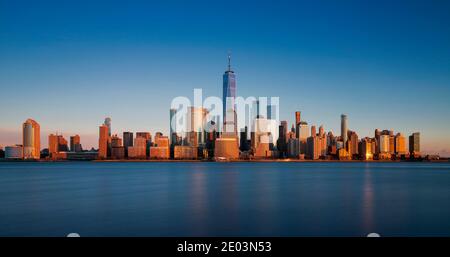 Vista dello skyline di New York City e della Freedom Tower vista dal New Jersey sul fiume Hudson. Foto Stock
