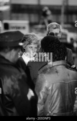 Diana, Principessa del Galles, circondata dalla polizia e dalla sicurezza, arriva per una visita all'unità pediatrica per l'AIDS dell'Harlem Hospital di Harlem. New York City, Stati Uniti. Feb 1989 Foto Stock