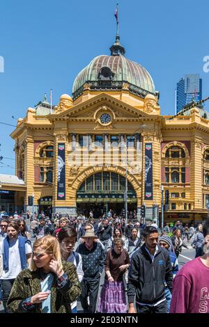 Stazione ferroviaria di Flinders Street, all'incrocio tra Flinders Street e Swanston Street, Melbourne, Victoria, Australia. Esiste una stazione ferroviaria Foto Stock