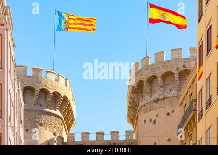 Valencia, Spagna. 11 ottobre 2020: Fronte superiore delle torri Quart, o torri Cuarte, 15 ° secolo, con la bandiera spagnola e Valenciana. I fori ca Foto Stock