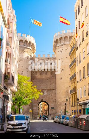 Valencia, Spagna. 11 ottobre 2020: Facciata esterna della porta nelle torri Quart, o Cuarte torri, 15 ° secolo. Da Quart Street. Accesso al sistema HIS Foto Stock