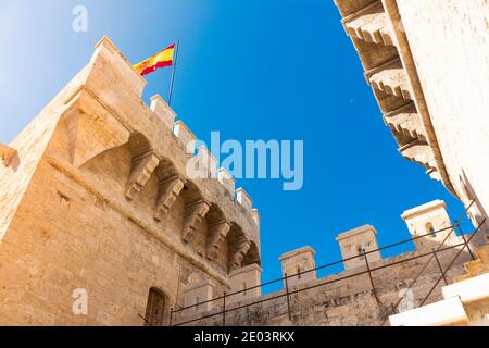 Valencia, Spagna. 11 ottobre 2020: Lato posteriore superiore sud delle torri Quart, o torri Cuarte, 15 ° secolo, con la bandiera spagnola. Dall'esterno s Foto Stock