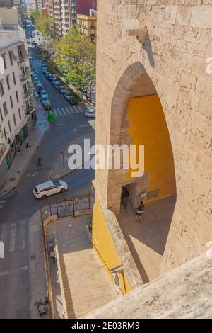 Valencia, Spagna. 11 ottobre 2020: Via e scalinata di accesso alle torri Quart, o Cuarte, nella sua parte posteriore o interna. L'area aperta della torre Foto Stock