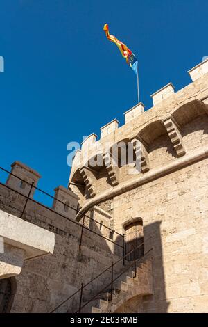 Valencia, Spagna. 11 ottobre 2020: Lato posteriore superiore nord delle torri Quart, o torri Cuarte, 15 ° secolo, con la bandiera Valenciana. Dall'esterno Foto Stock