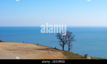 Vista panoramica del Mar Nero dalla montagna in La città di Kerch sotto il cielo blu su un giorno invernale soleggiato Foto Stock