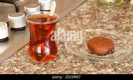 Tè turco e biscotti su sfondo marmoreo. Spuntino fatto in casa. Mangiare sano. Foto Stock