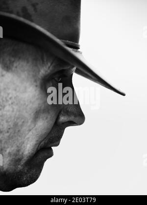 Ritratto in bianco e nero con vista laterale dell'uomo di mezza età con espressione triste che indossa il cappello. Concetto di depressione, tristezza, infelicità Foto Stock