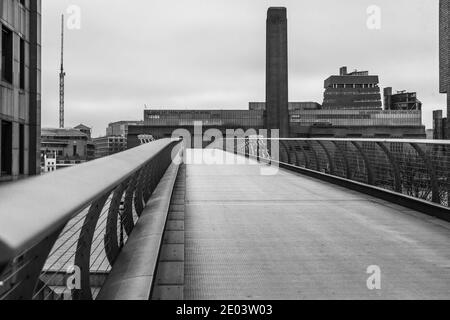 Un Millennium Bridge desertato a Londra durante la chiusura. Foto Stock