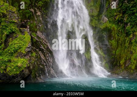 Cascate di Stirling a Milford Sound nel Parco Nazionale di Fiordland, Southland, South Island, Nuova Zelanda Foto Stock