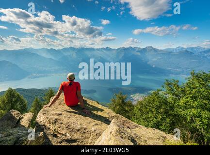 Dal Monte Legnoncino si può ammirare dall'alto il Laker Como con la persona da dietro guardando la vista Foto Stock