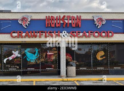 Houston, Texas USA 11-20-2020: Ristorante di pesce e crawfish esterno in Texas. Cucina cajun e cibo fusion luogo. Foto Stock