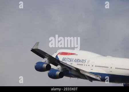 Una British Airways Boeing 747-400 "Regina dei cieli" con partenza Heathrow Foto Stock