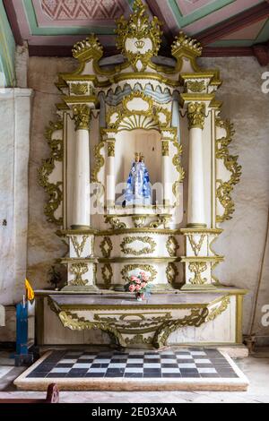 Un altare all'interno della Chiesa di Dalaguete a Cebu, Filippine Foto Stock