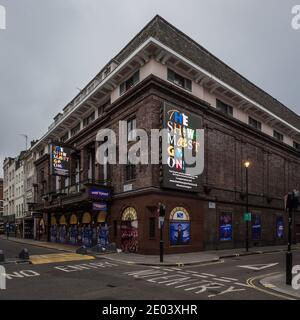 The Show Must Go su annuncio di supporto del settore sul lato del Prince Edward Theatre Building, Old Compton Street, Londra Foto Stock