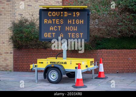 Firma elettronica a matrice con messaggio COVID 19 a Southend on Sea, Essex, UK. Avviso di tassi di infezione elevati e consigliare di ottenere un test. Agisci subito Foto Stock