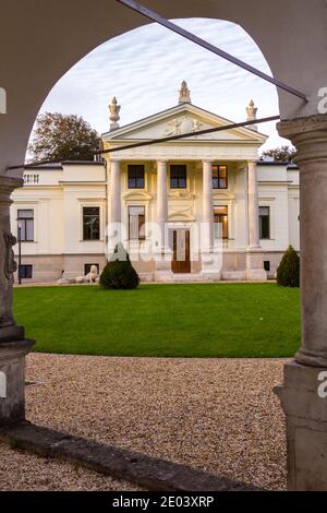 Ingresso principale di Lenck-villa costruita nel 1890, ristrutturata nel 2020, Sopron, Ungheria Foto Stock