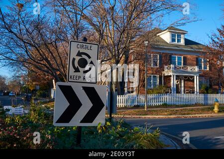 Un cerchio di traffico di metallo bianco, rotonda, segno rotante in un quartiere residenziale. Ad Arlington, Virginia. Foto Stock