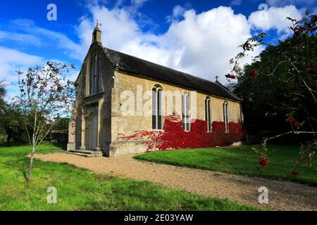 Colori autunnali, Cappella di St Mary Magdalene, Ashton Village, Northamptonshire County, Inghilterra; Regno Unito Foto Stock