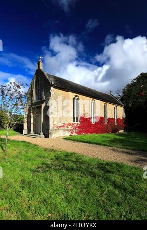 Colori autunnali, Cappella di St Mary Magdalene, Ashton Village, Northamptonshire County, Inghilterra; Regno Unito Foto Stock