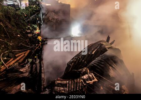 Manila, Filippine. 29 Dic 2020. I vigili del fuoco hanno messo fuori un fuoco che ingolce una zona residenziale a Manila, le Filippine, 29 dicembre 2020. Credit: Rouelle Umali/Xinhua/Alamy Live News Foto Stock