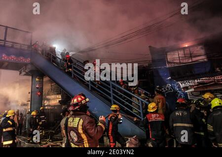 Manila, Filippine. 29 Dic 2020. I vigili del fuoco hanno messo fuori un fuoco che ingolce una zona residenziale a Manila, le Filippine, 29 dicembre 2020. Credit: Rouelle Umali/Xinhua/Alamy Live News Foto Stock