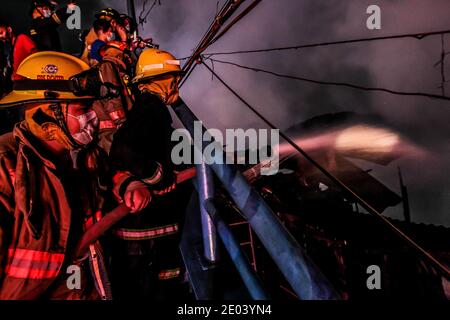 Manila, Filippine. 29 Dic 2020. I vigili del fuoco hanno messo fuori un fuoco che ingolce una zona residenziale a Manila, le Filippine, 29 dicembre 2020. Credit: Rouelle Umali/Xinhua/Alamy Live News Foto Stock